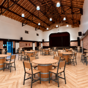 Ensemble tables repas + chaises plateau diam 120 cm soit 24 Convives assis + 7 Tables hautes + tabourets plateau diam 80 cm soit 21 Convives assis soit au total prestation pour 45 Convives